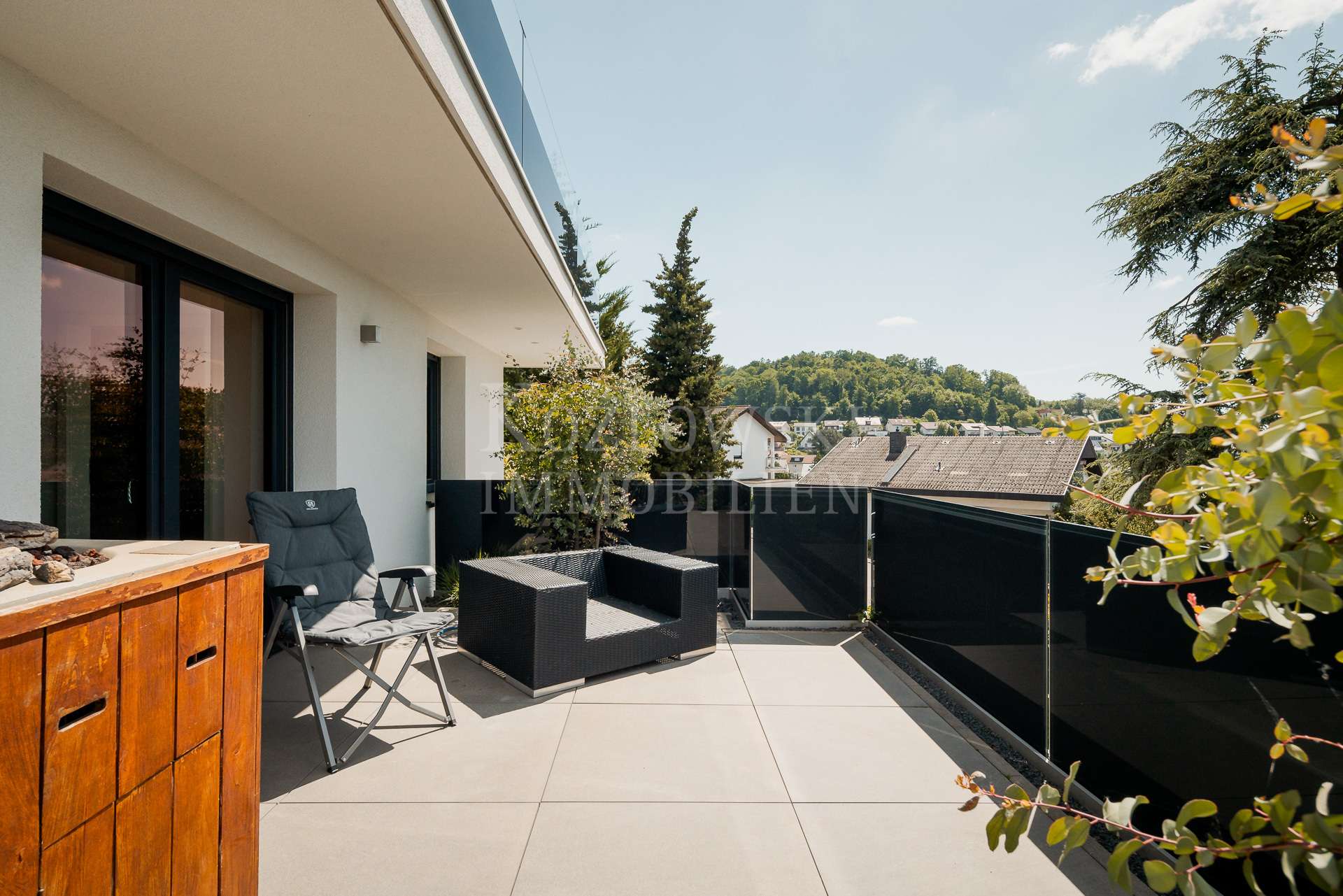 mit Terrasse 