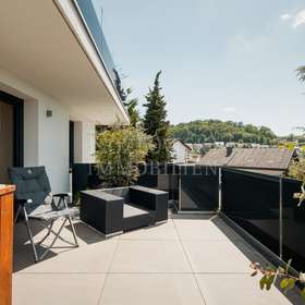 mit Terrasse 