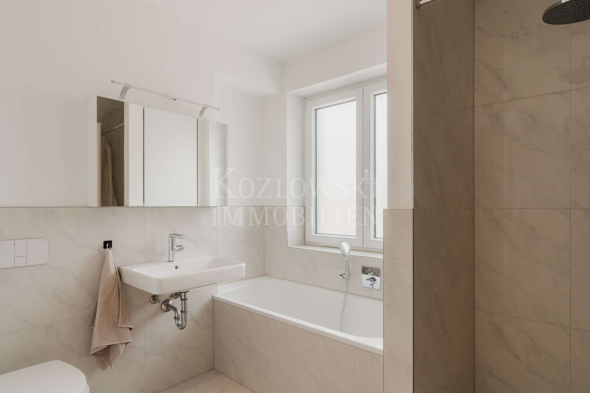 mit Wanne und Dusche