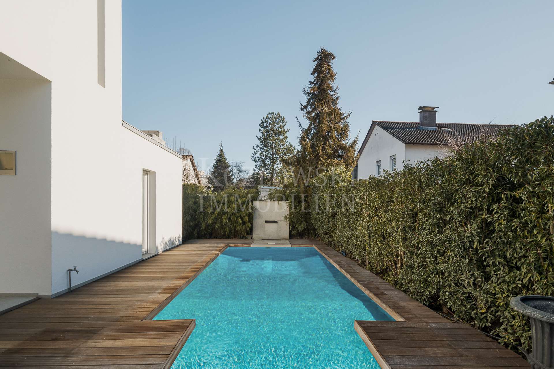 Pool mit Wandbrunnen