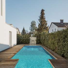Pool mit Wandbrunnen