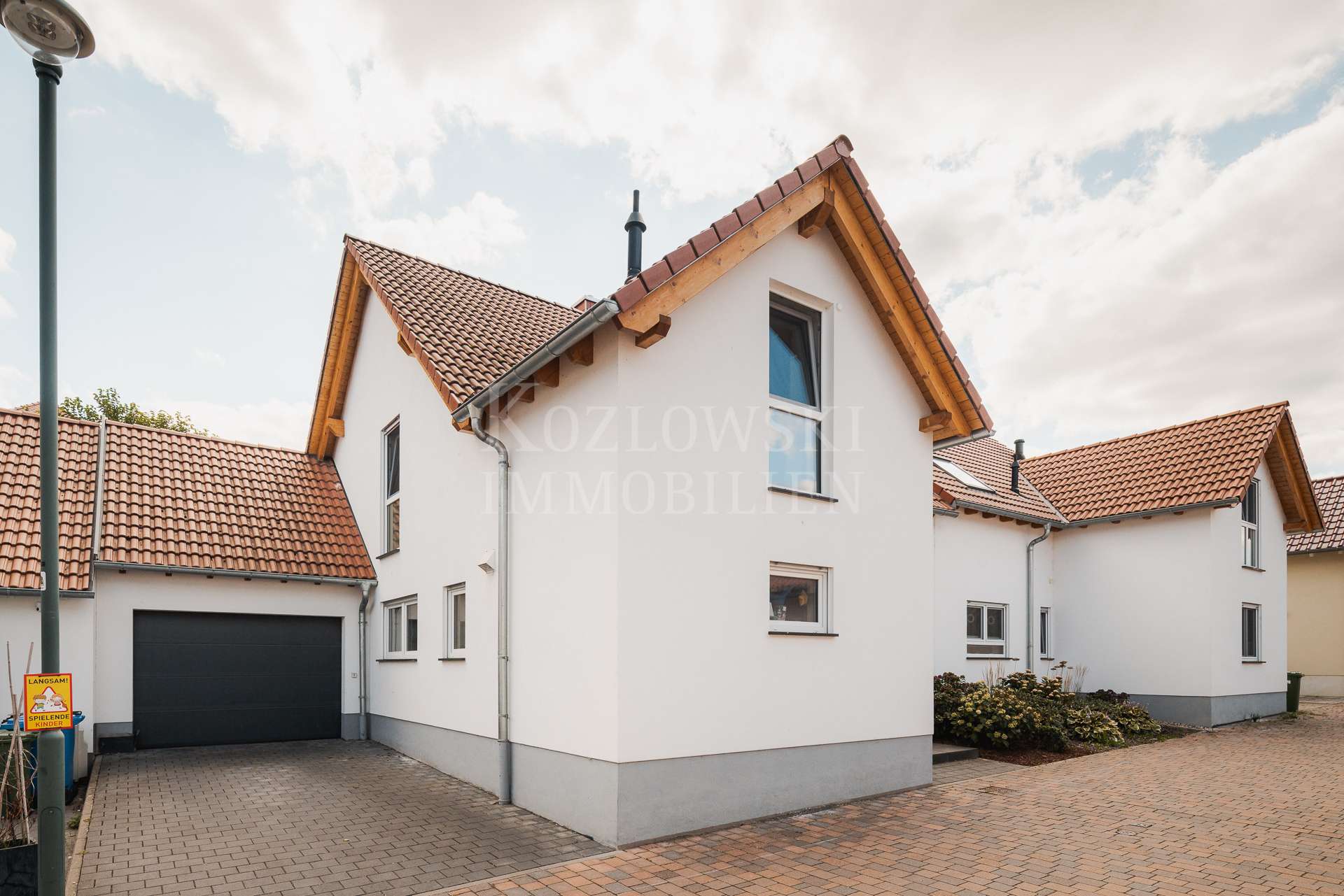 Garage mit Stellplatz