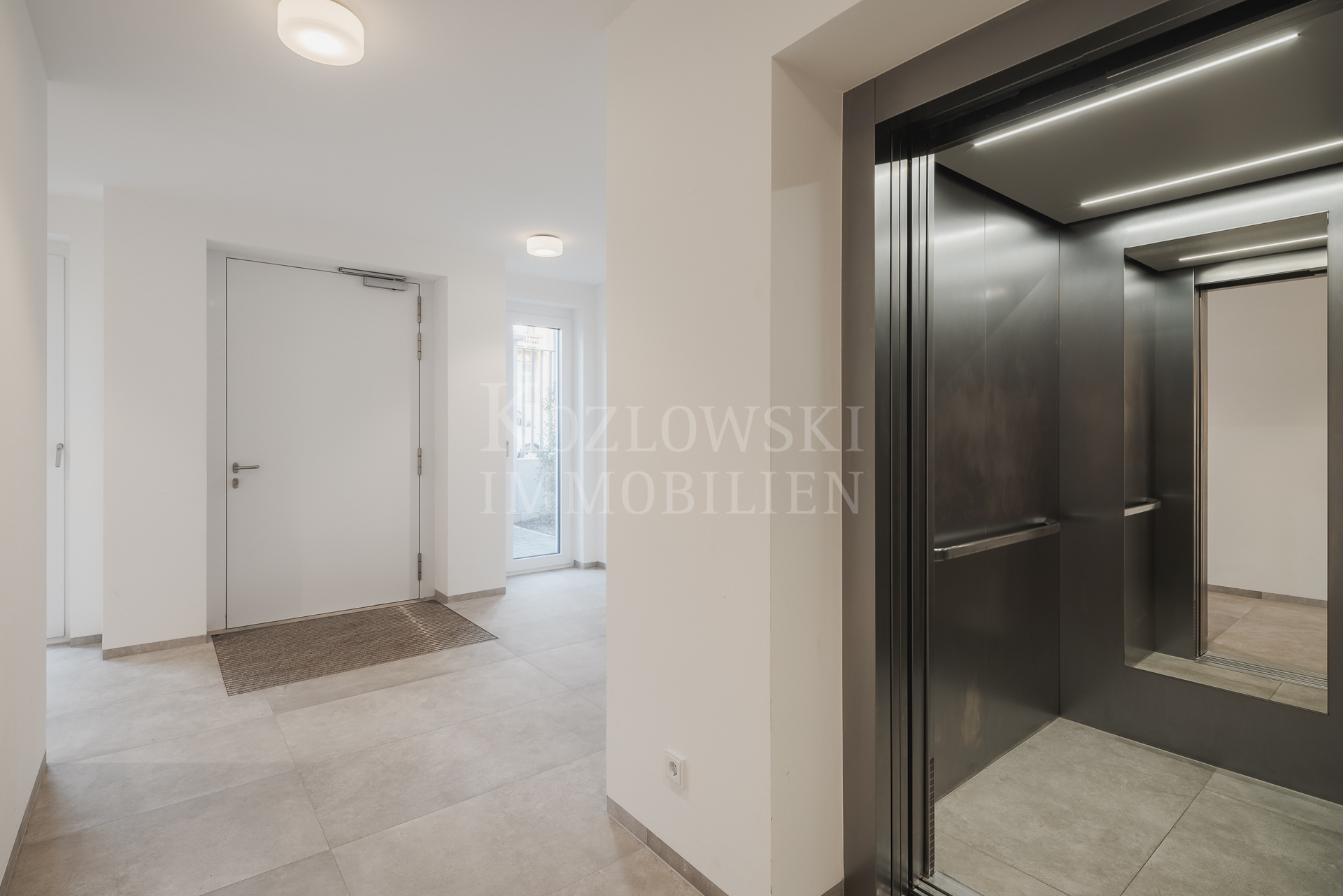 Treppenhaus mit Lift 