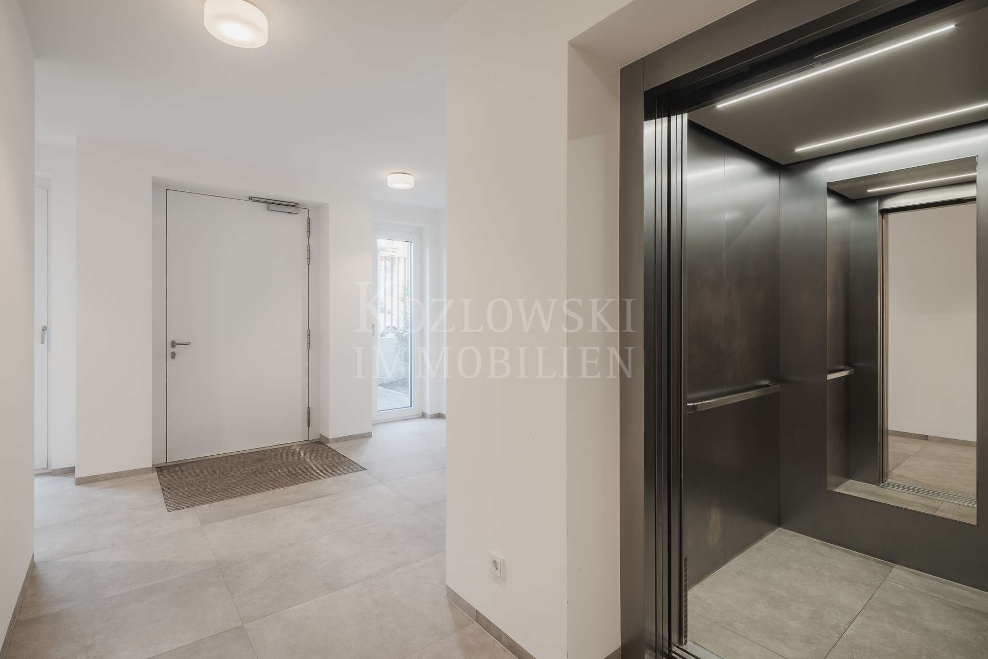 Treppenhaus mit Lift 