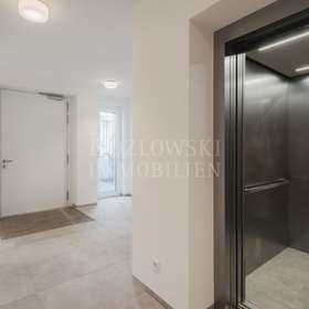 Treppenhaus mit Lift 