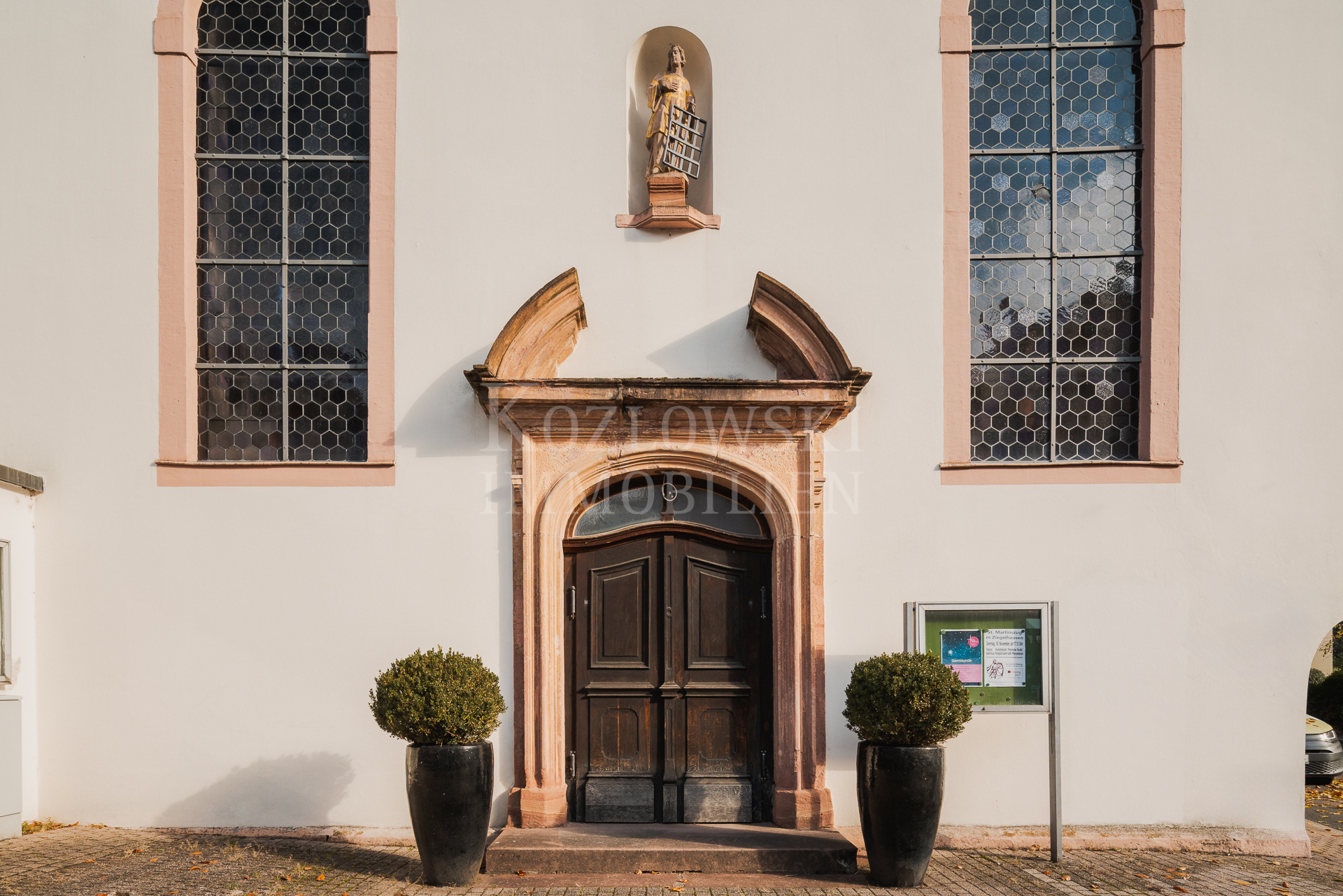 Eingangsportal Kirche