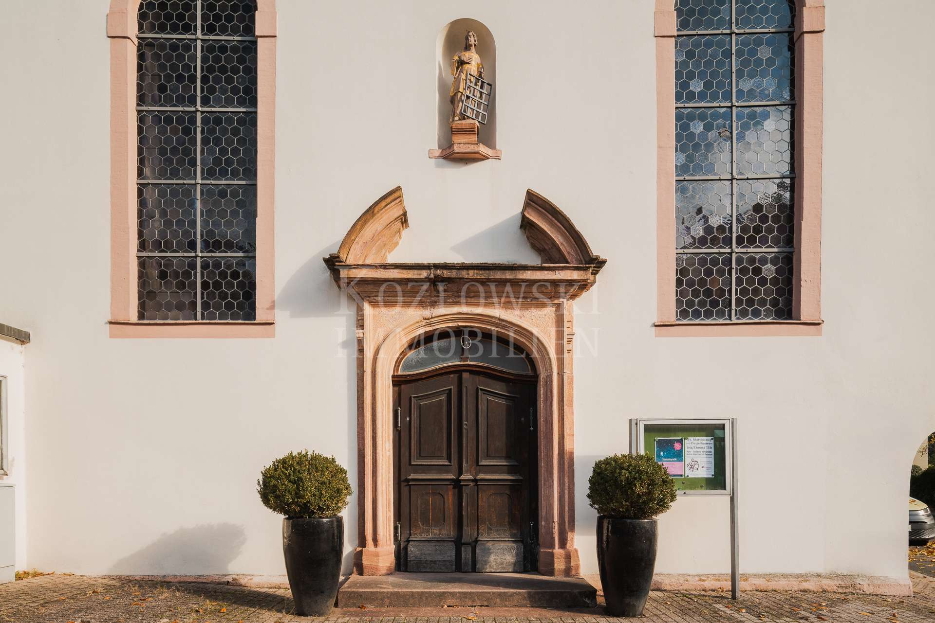 Eingangsportal Kirche