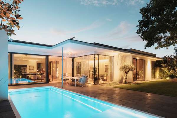 thumbnail von High-End-Architektur auf einer Ebene – Exklusiver Atrium-Bungalow mit Pool!