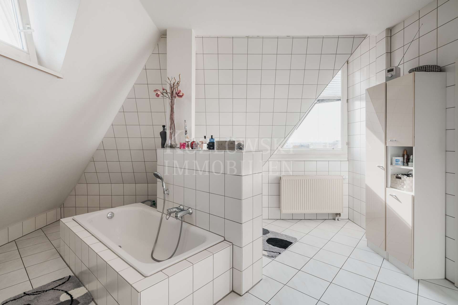 Tageslichtbad mit Badewanne 