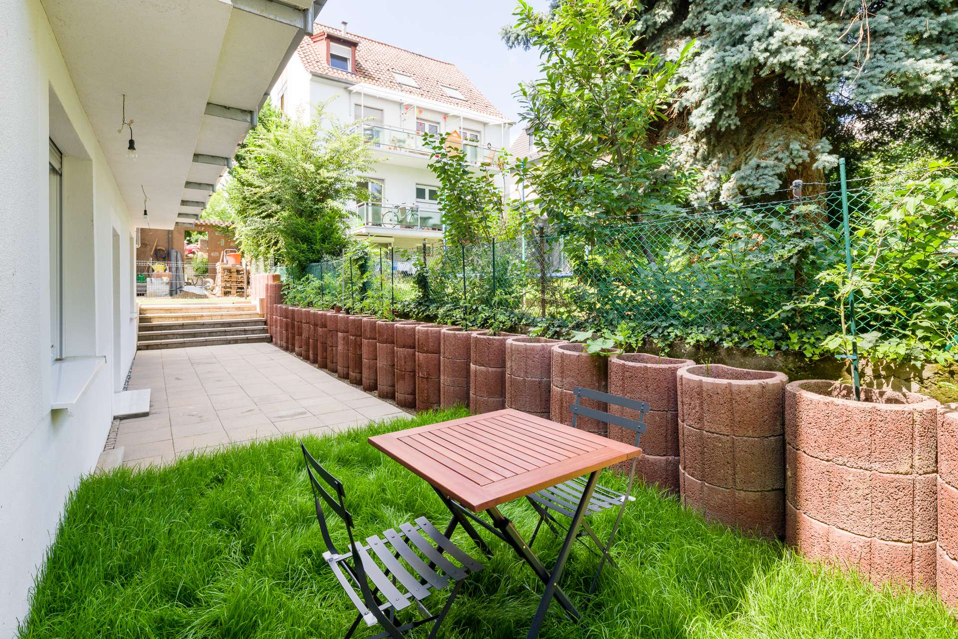 Gartenterrasse mit Gärtchen