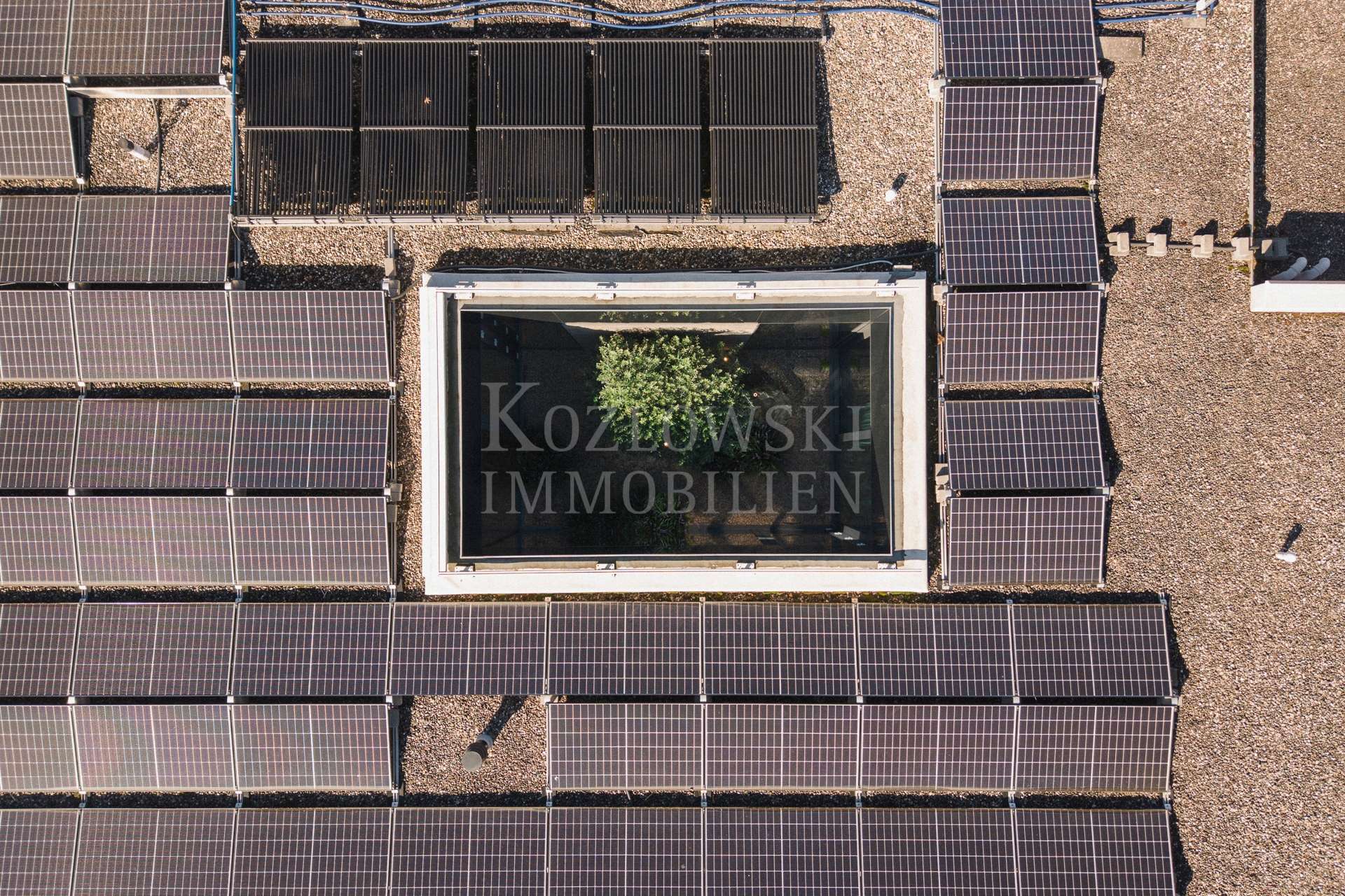 Lichthof mit PV-Anlage