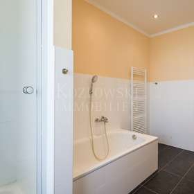 mit Dusche und Wanne