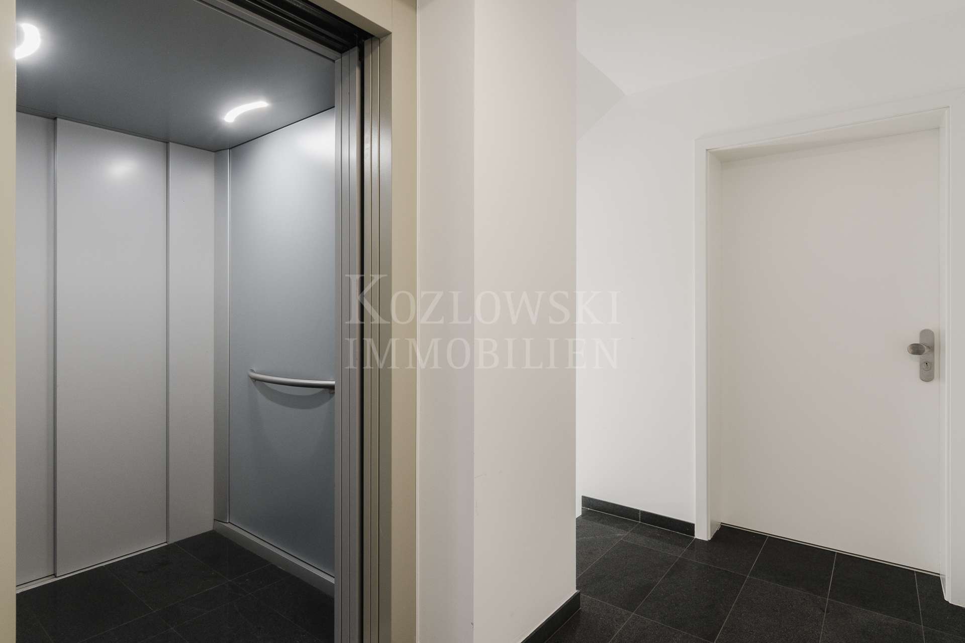 Treppenhaus mit Lift