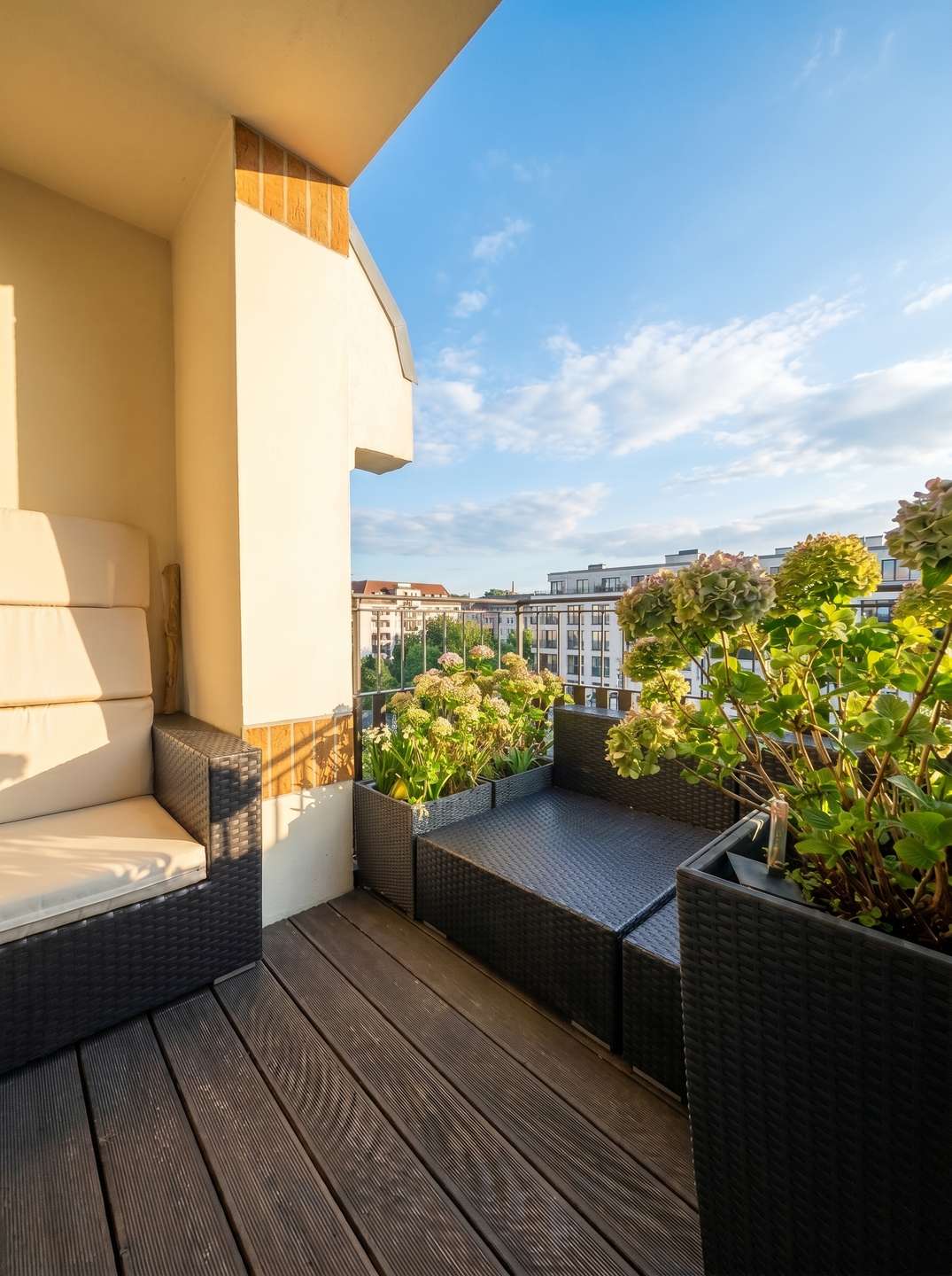 Balkon Straße (KI unterstützt)