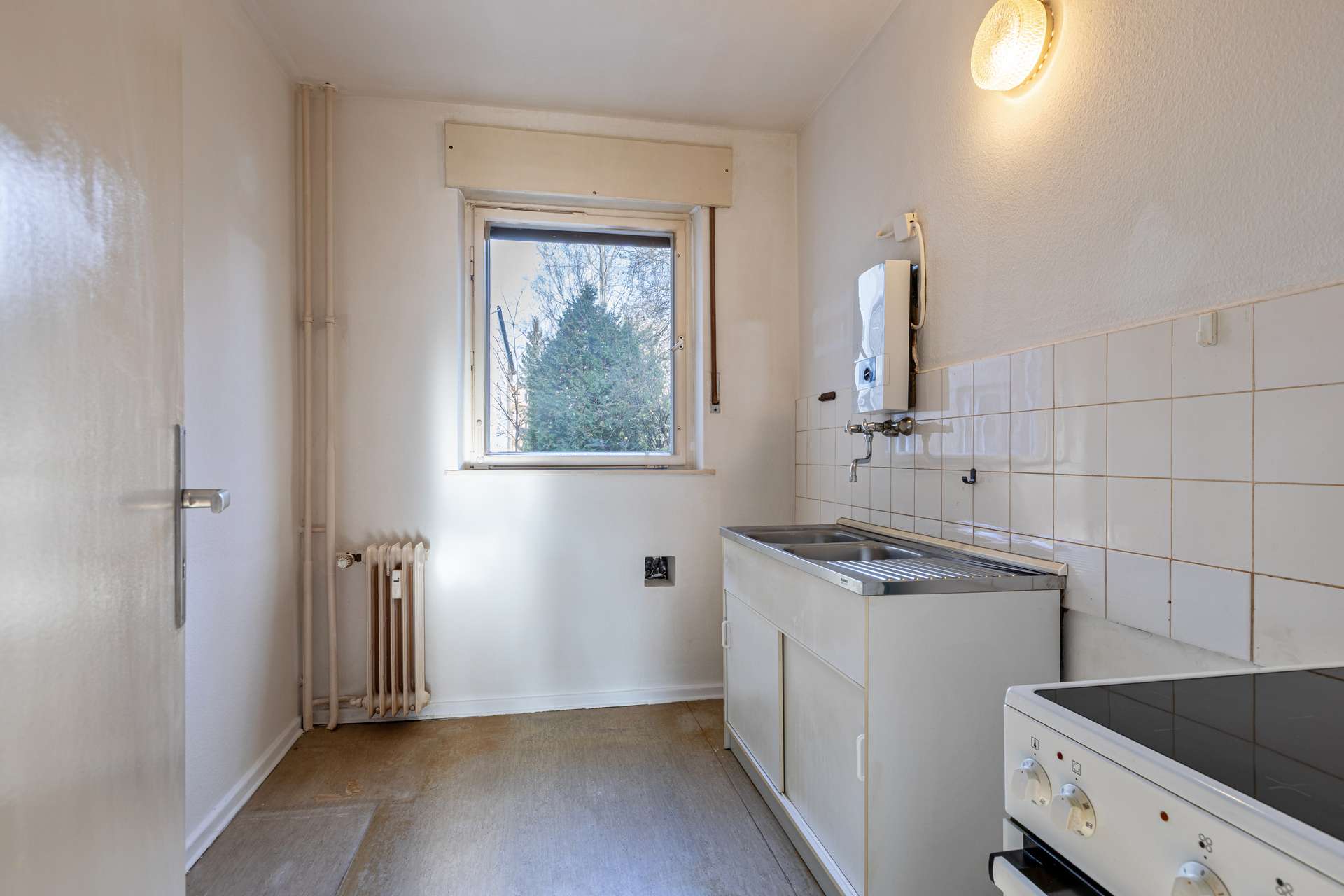 Küche mit Fenster zum Hof
