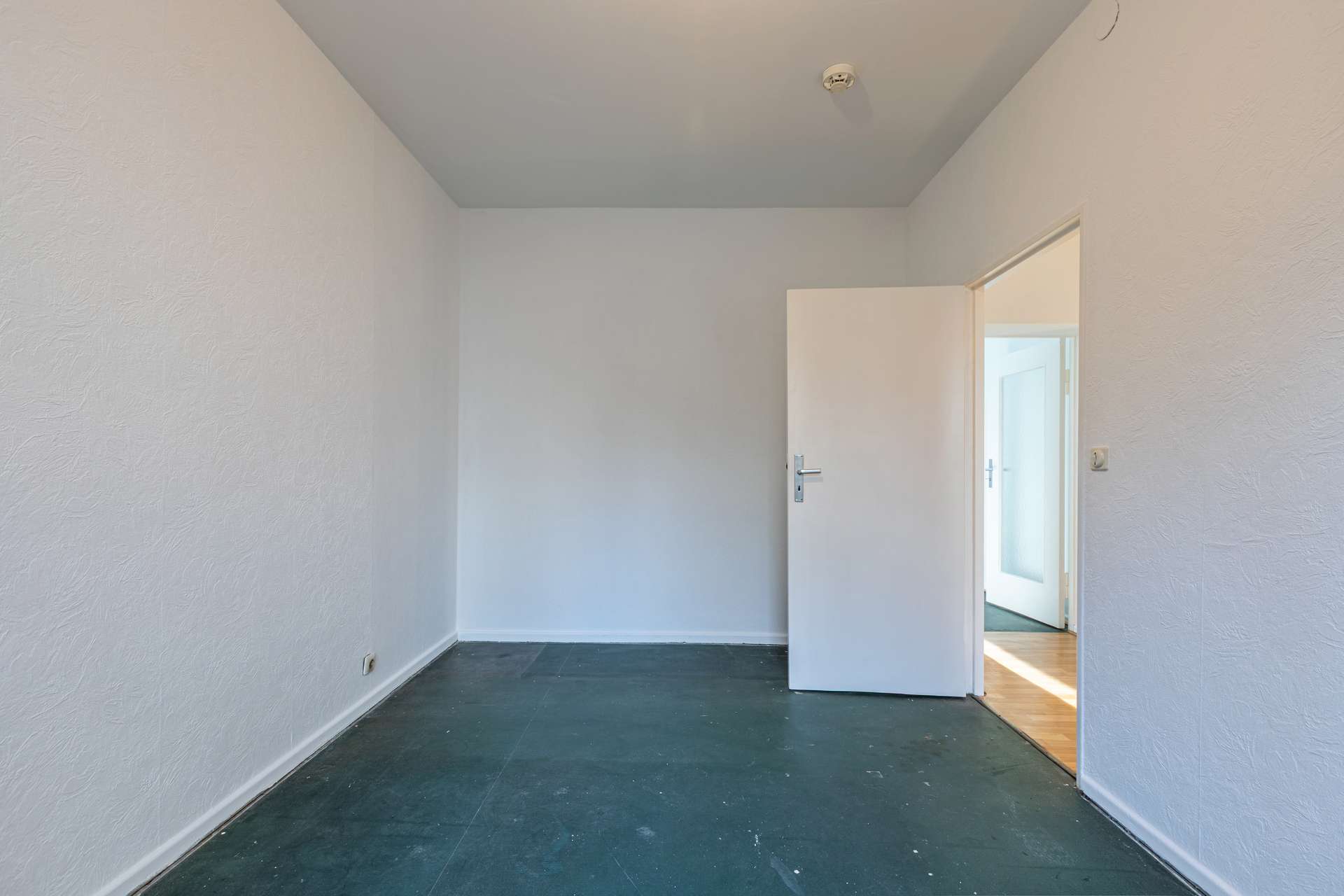 Schlafzimmer zum Hof, Blick zum Flur