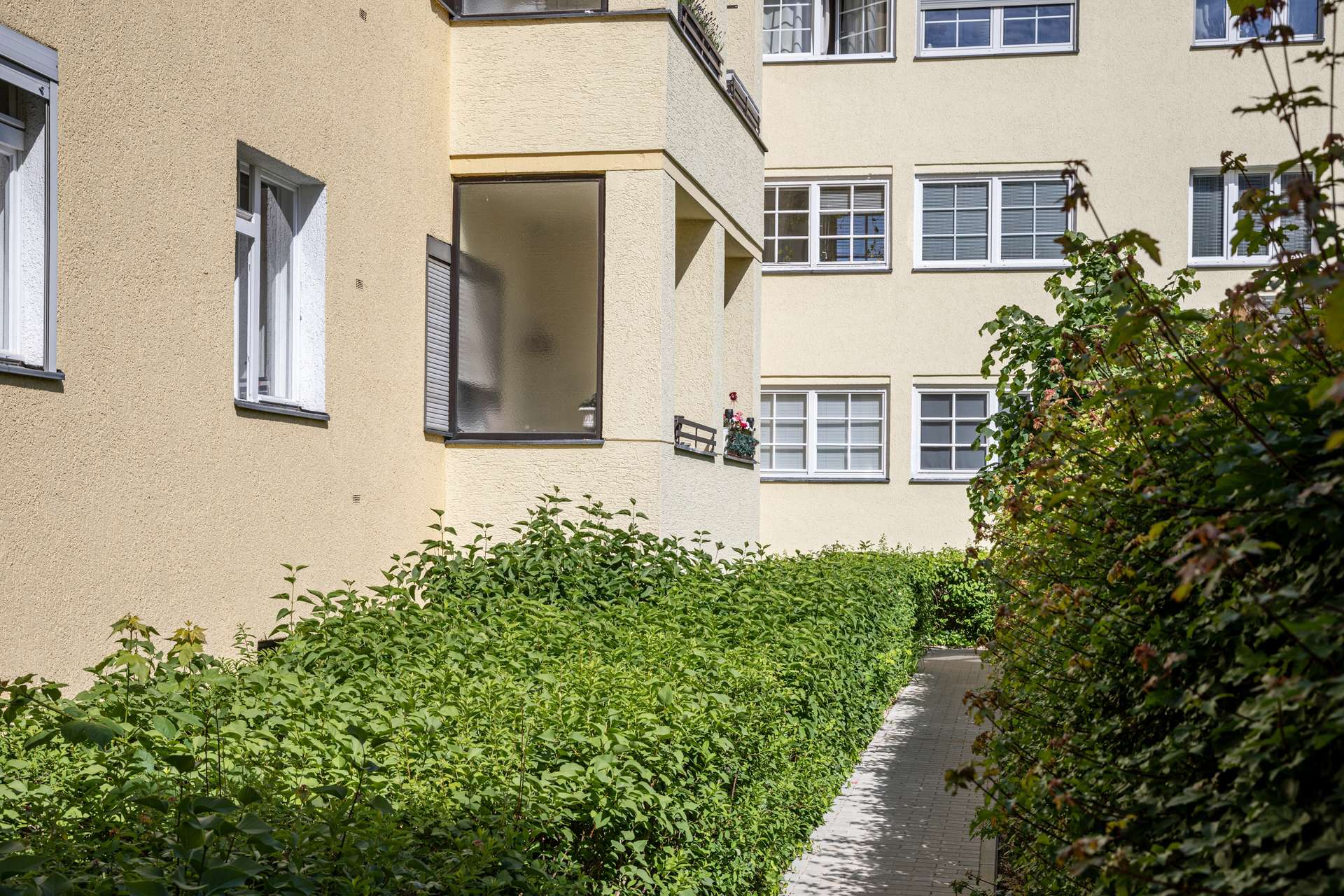 Blick auf die Balkone vom Hinterhof