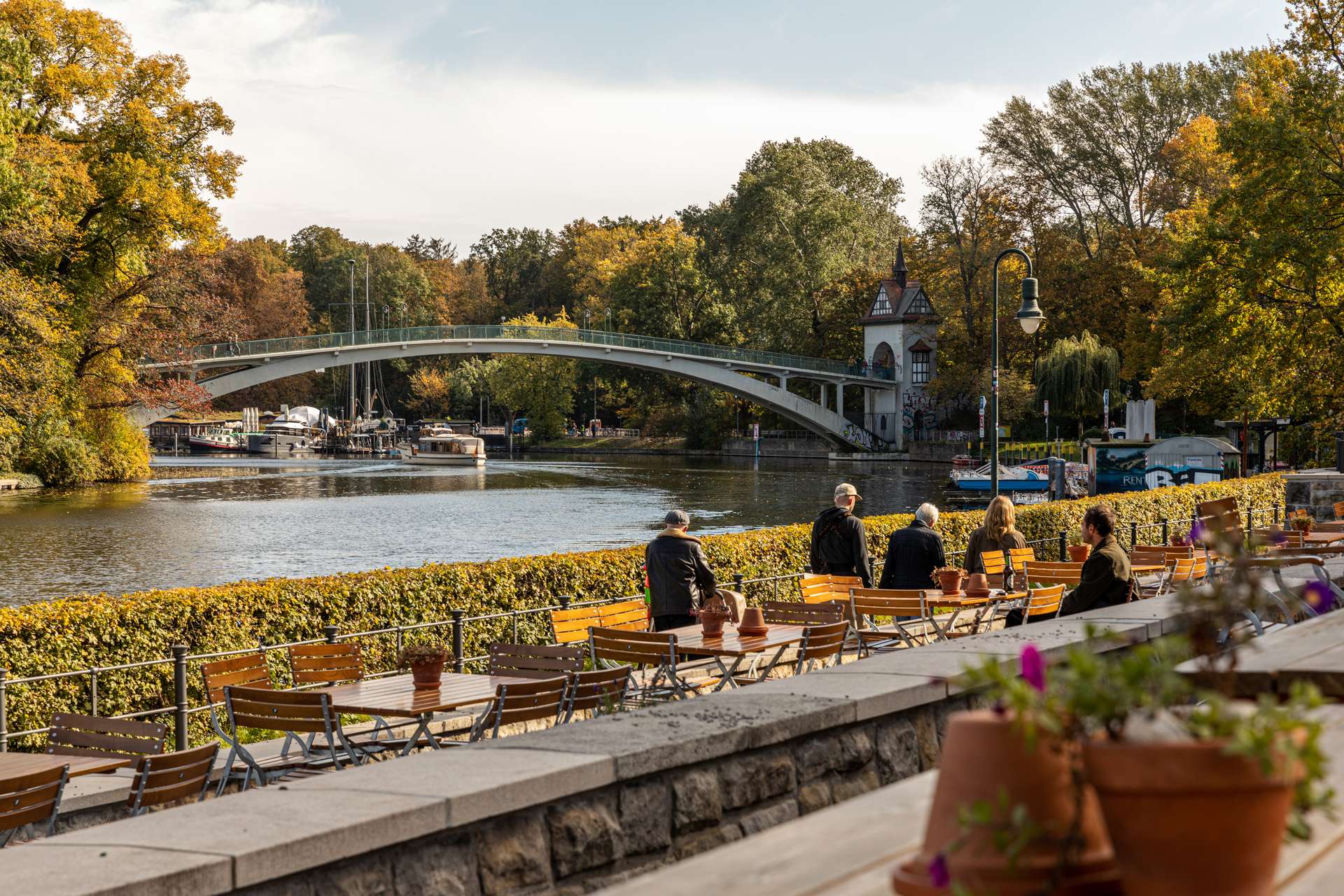 Der Treptower Park mit der Abteibrücke zur Insel der Jugend