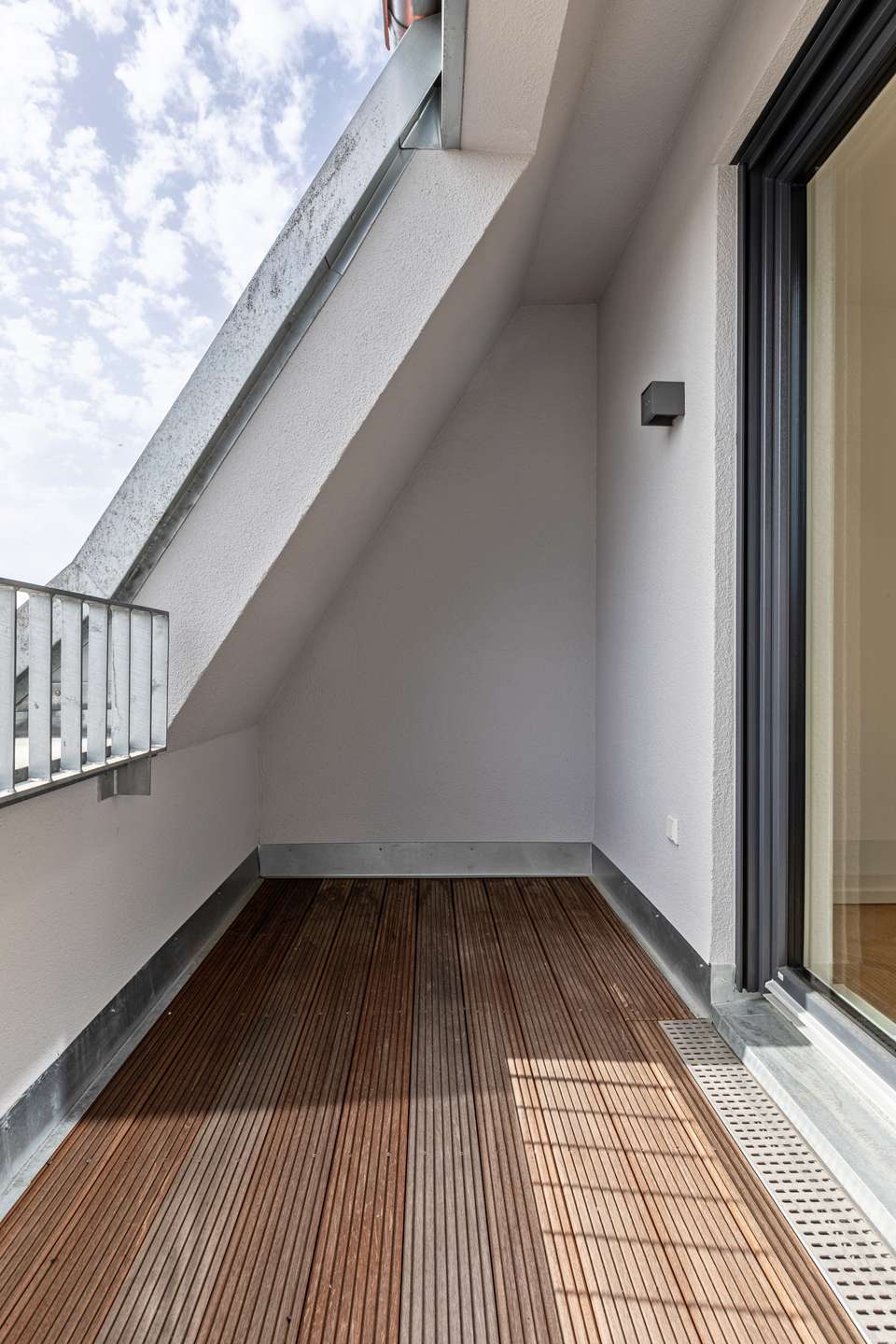 Südterrasse zur Straße