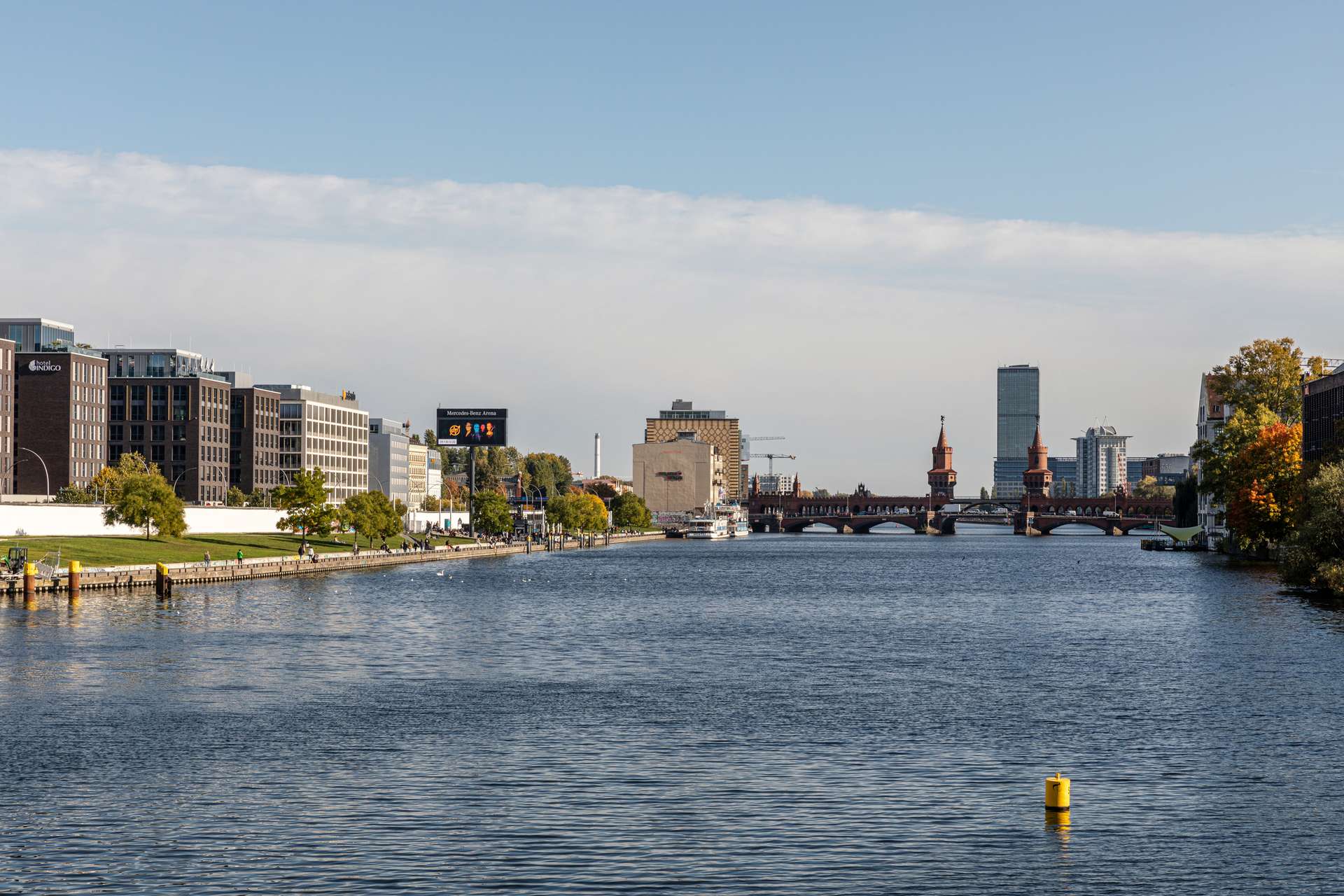 Blick entlang der Spree mit East Side Gallery (links) und Oberbaumbrücke