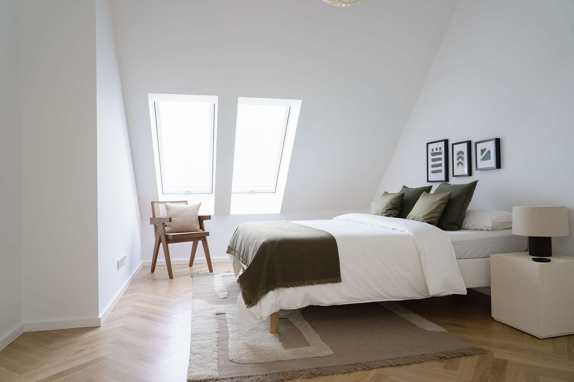 Schlafzimmer 1 mit Blick in den 2. Hof