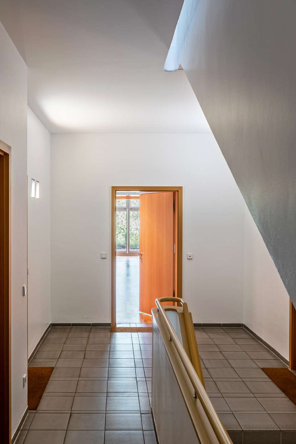Hausflur mit Blick in die Wohnung