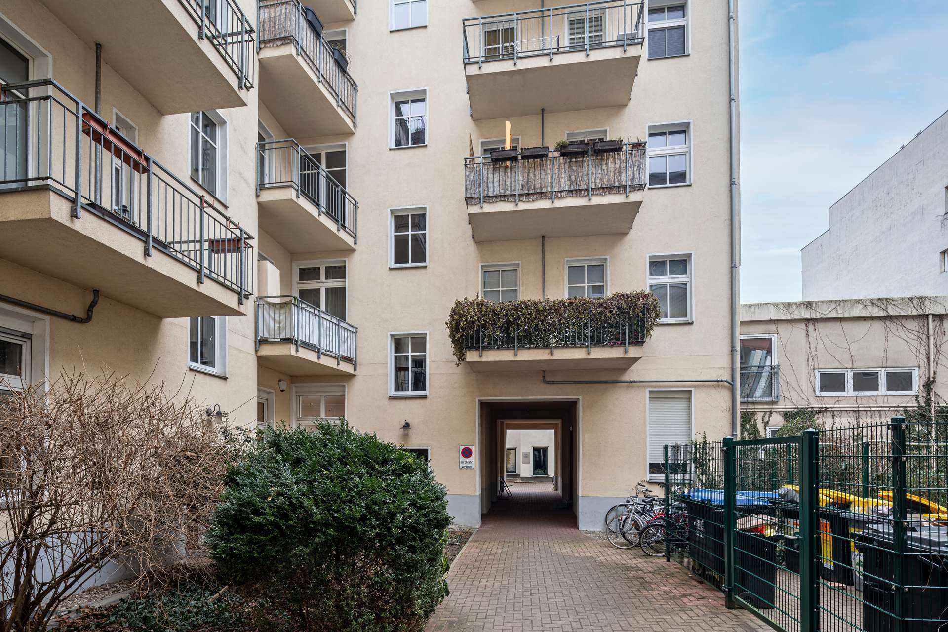Gartenhaus mit Blick auf Balkon der Wohnung