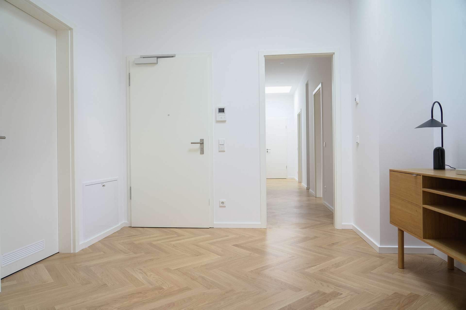 Eingangstür mit Blick Richtung Schlafzimmer