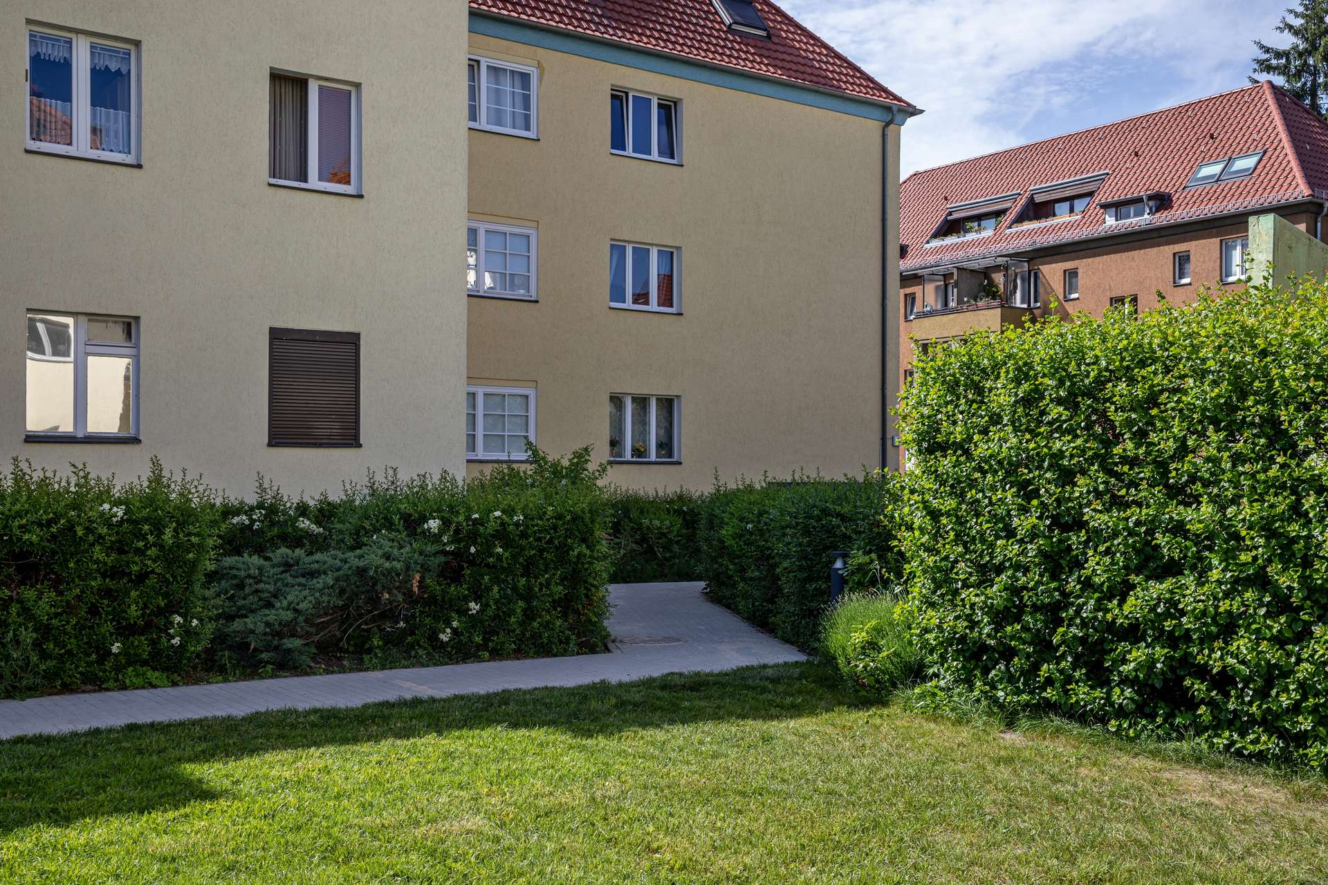 Gepflegte Wege der Gemeinschaftsanlage