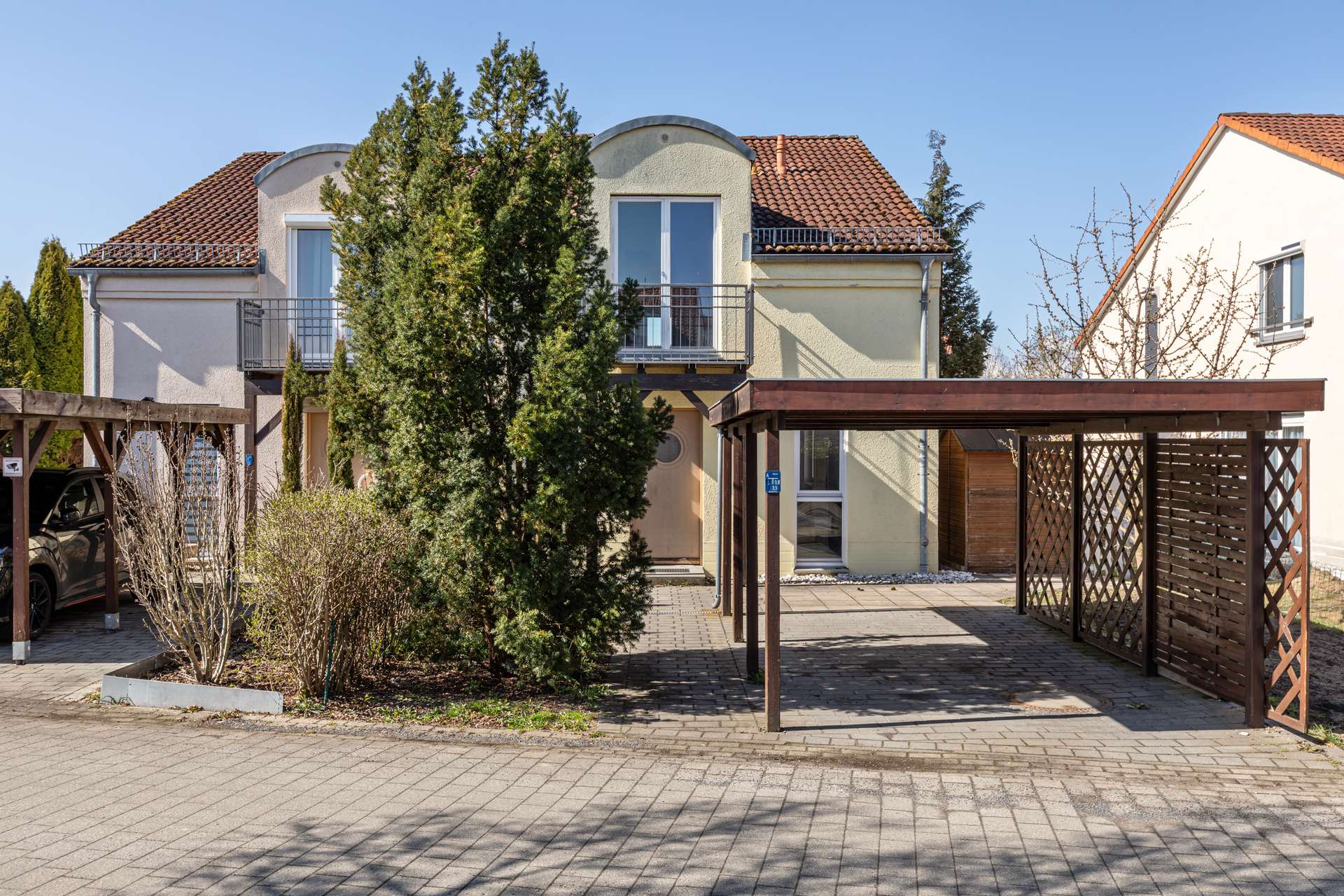 Frontansicht mit Carport