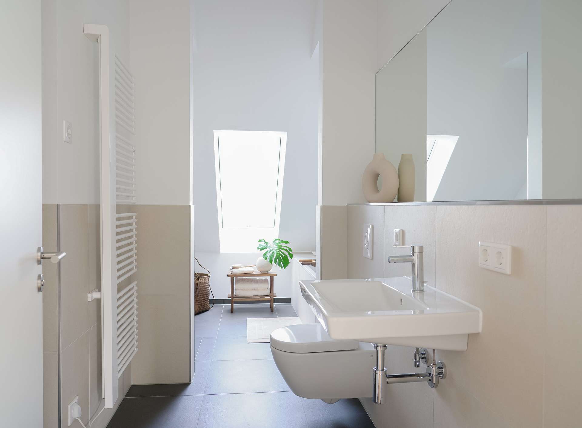 Hauptbadezimmer mit großflächigem Spiegel