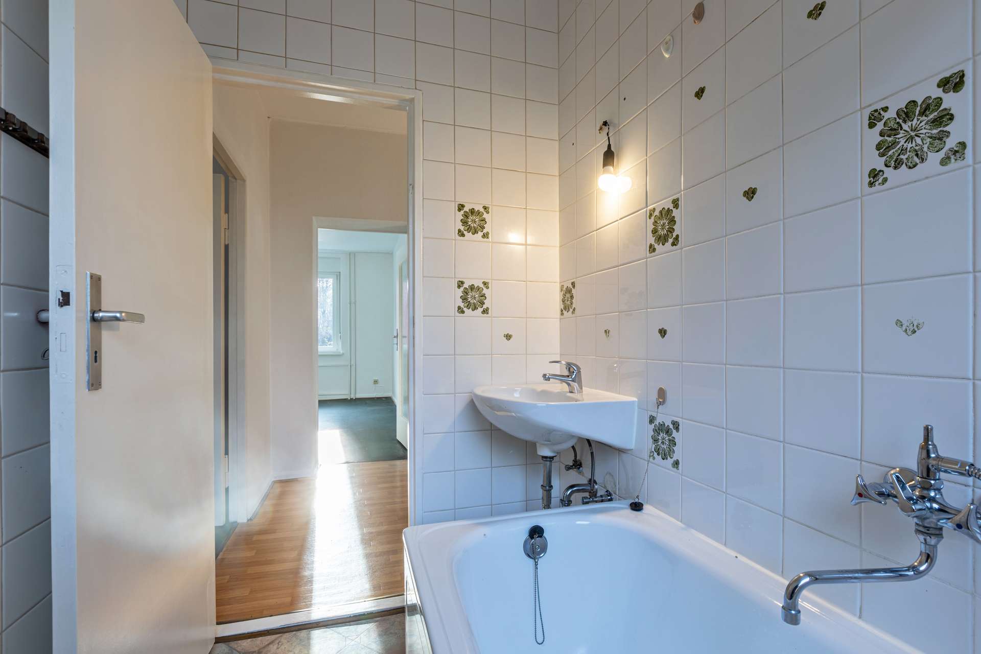 Badezimmer mit Blick zum Wohnzimmer