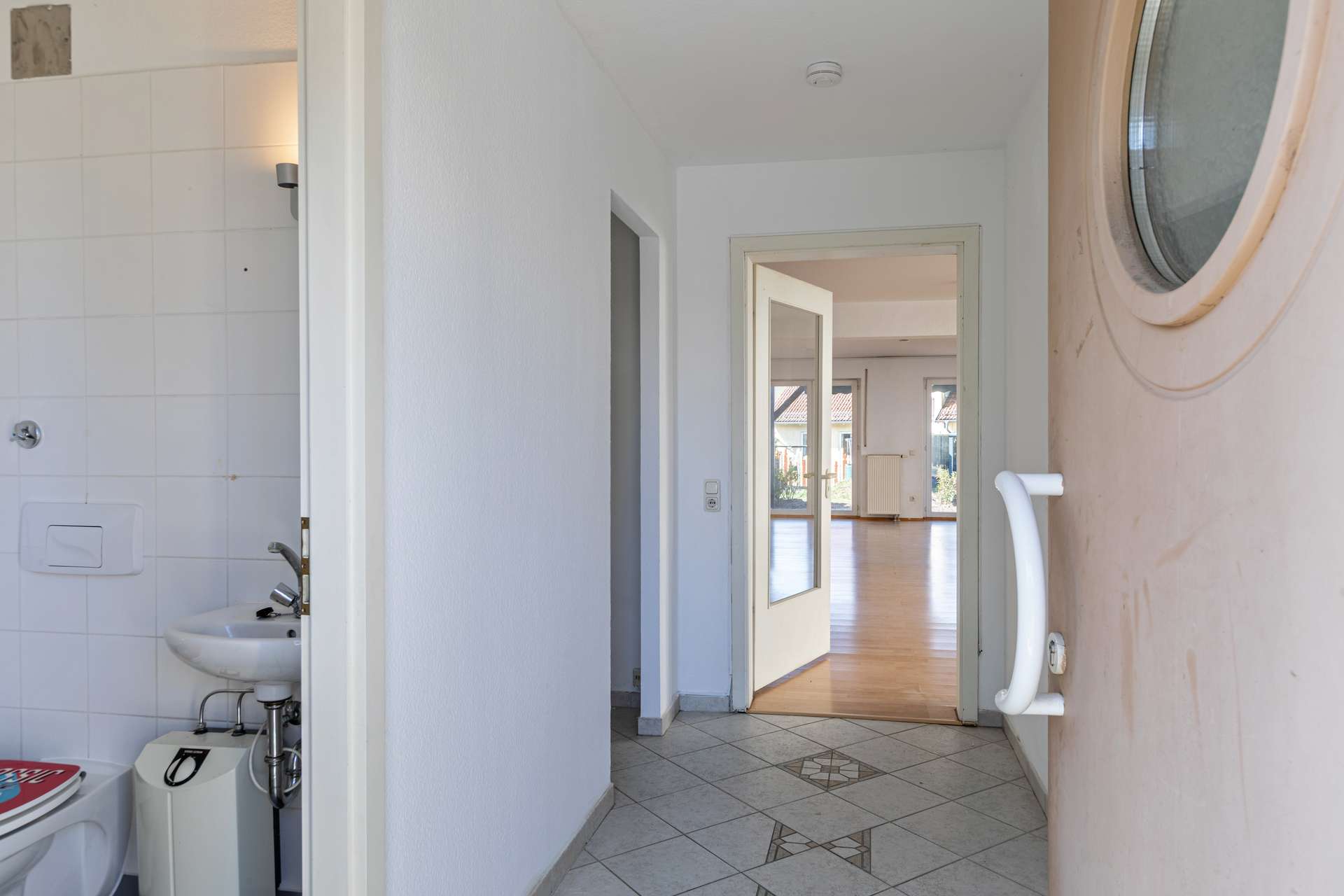 Eingangsbereich mit Gäste-WC und Kammer