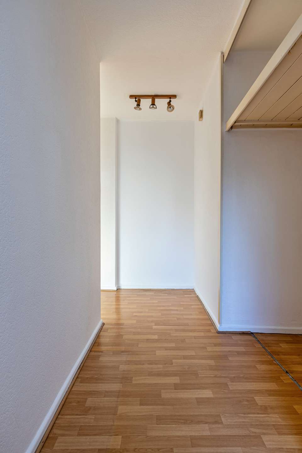 Flur mit praktischer Garderobennische