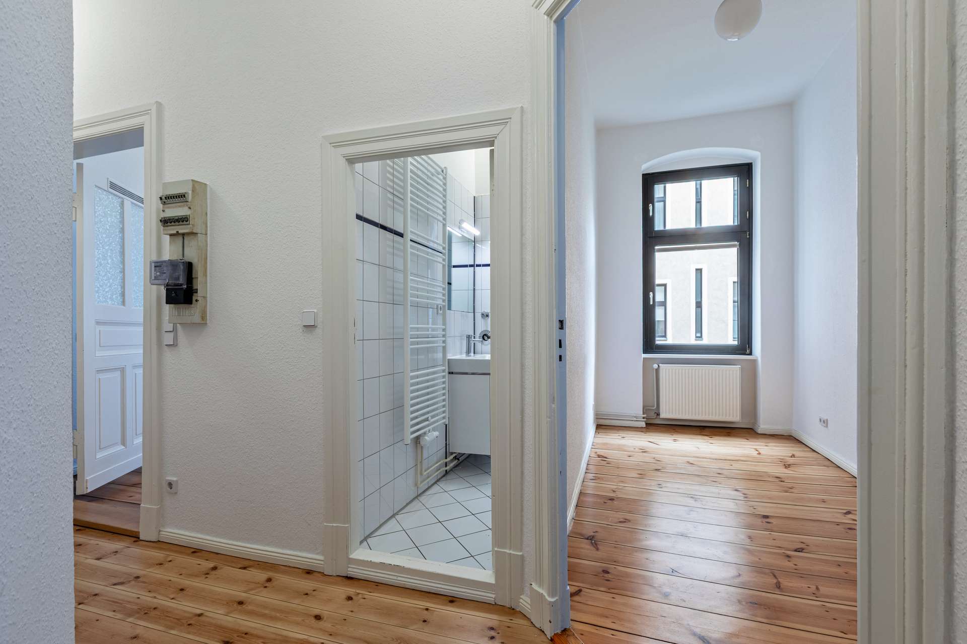 Blick ins Schlafzimmer und Bad