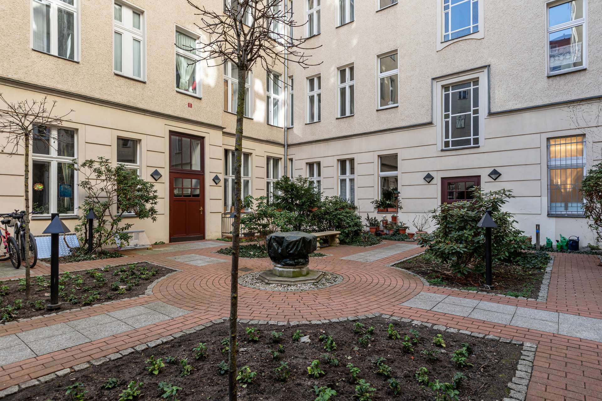 Innenhof/ Blick auf die Wohnung 