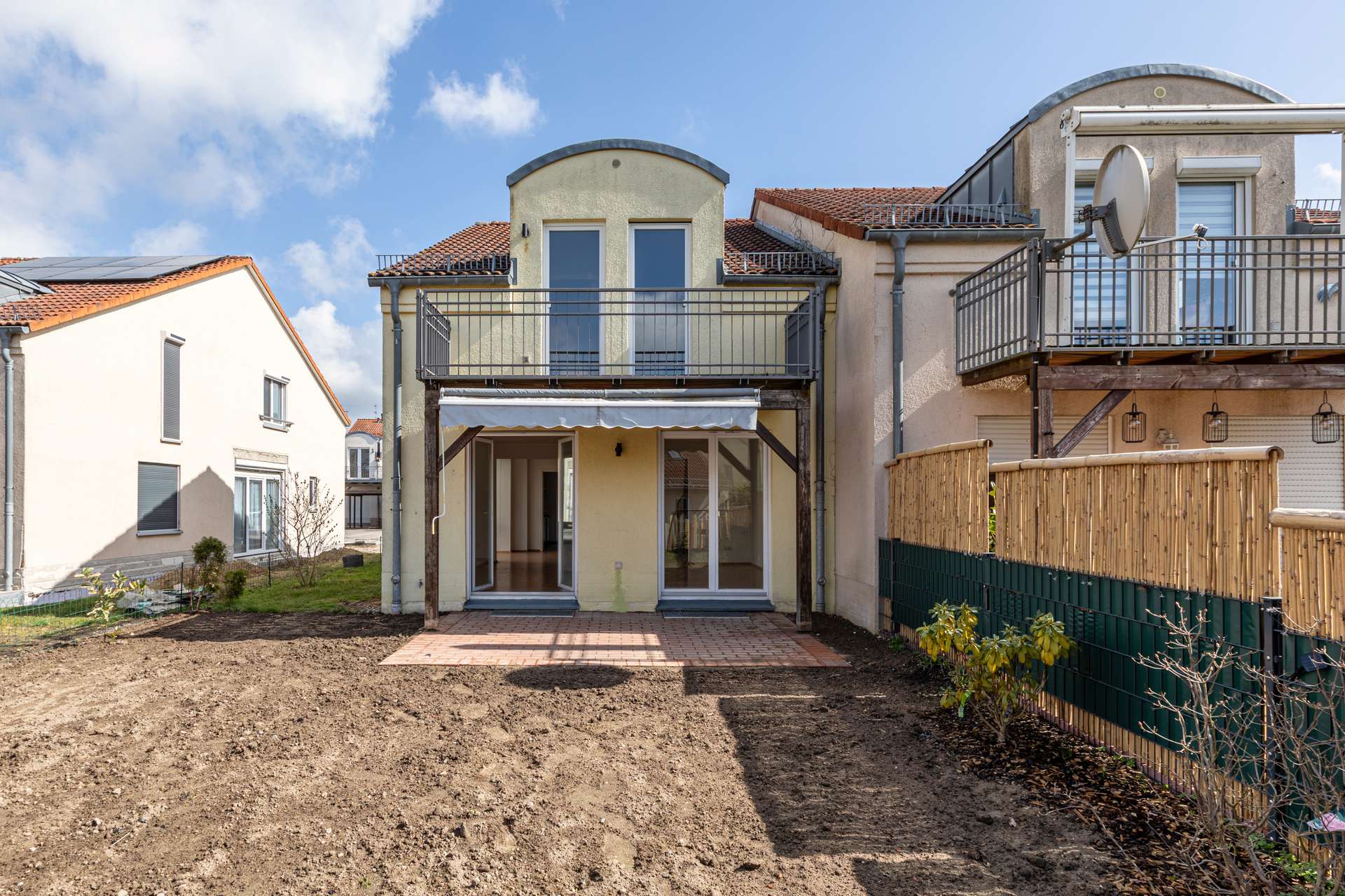 Rückansicht mit Garten und Terrasse