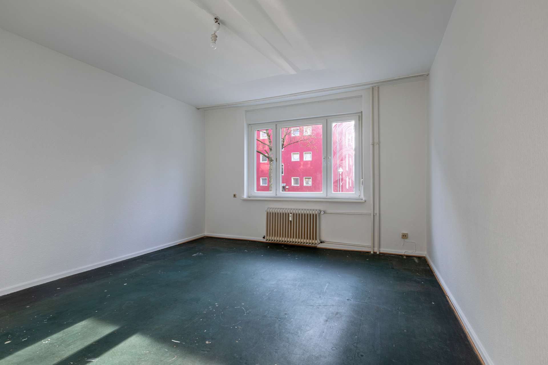 geräumiges Wohnzimmer