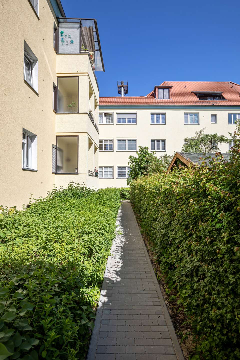 Blick auf die gepflegten Gartenwege