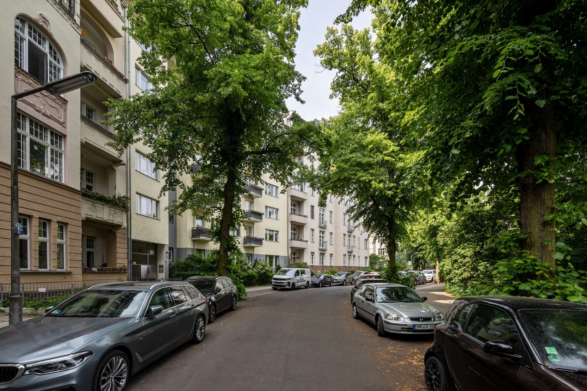 Blick von der Straße auf die Fassade 