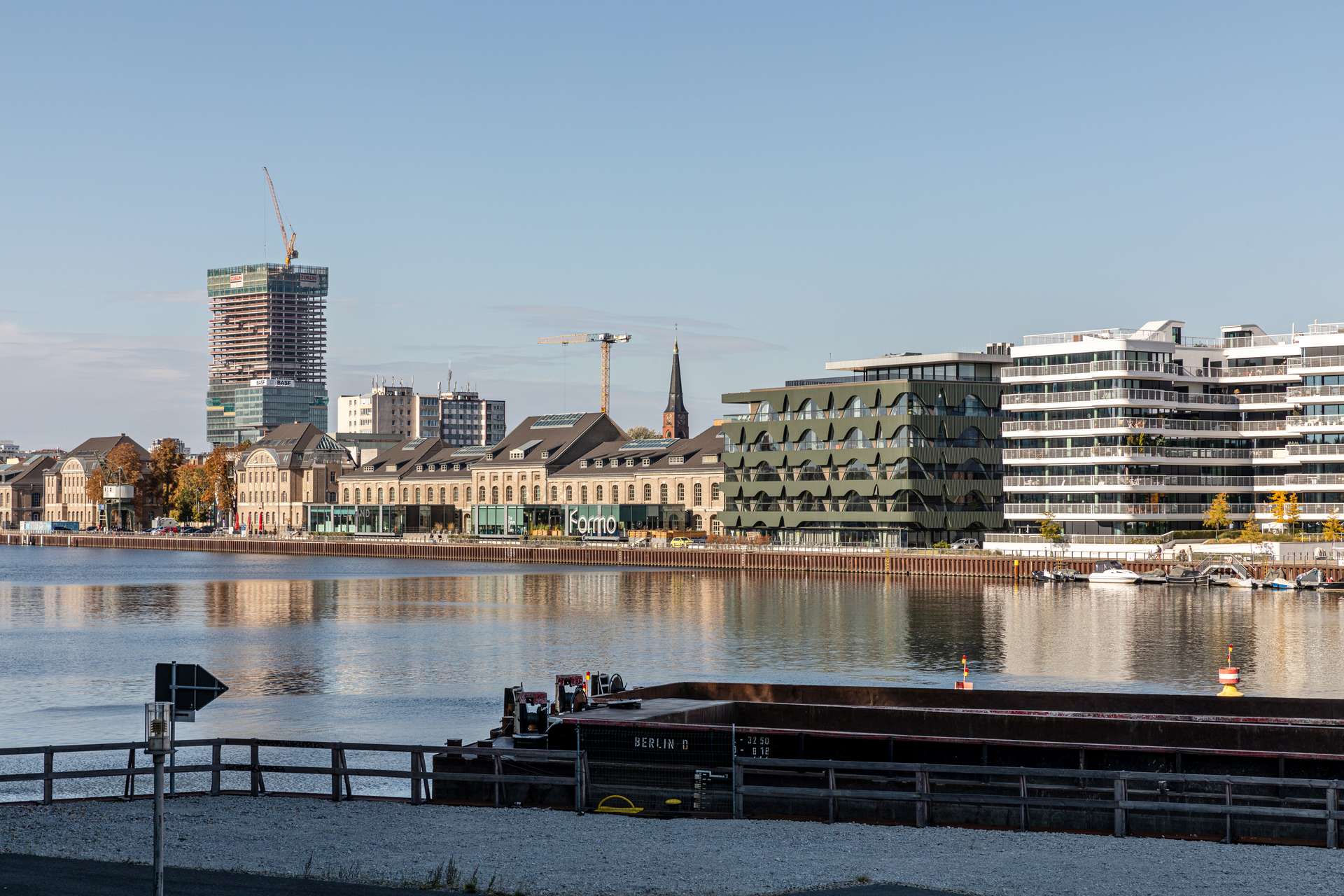 Blick auf das nördliche Ufer der Spree mit Spreespeicher