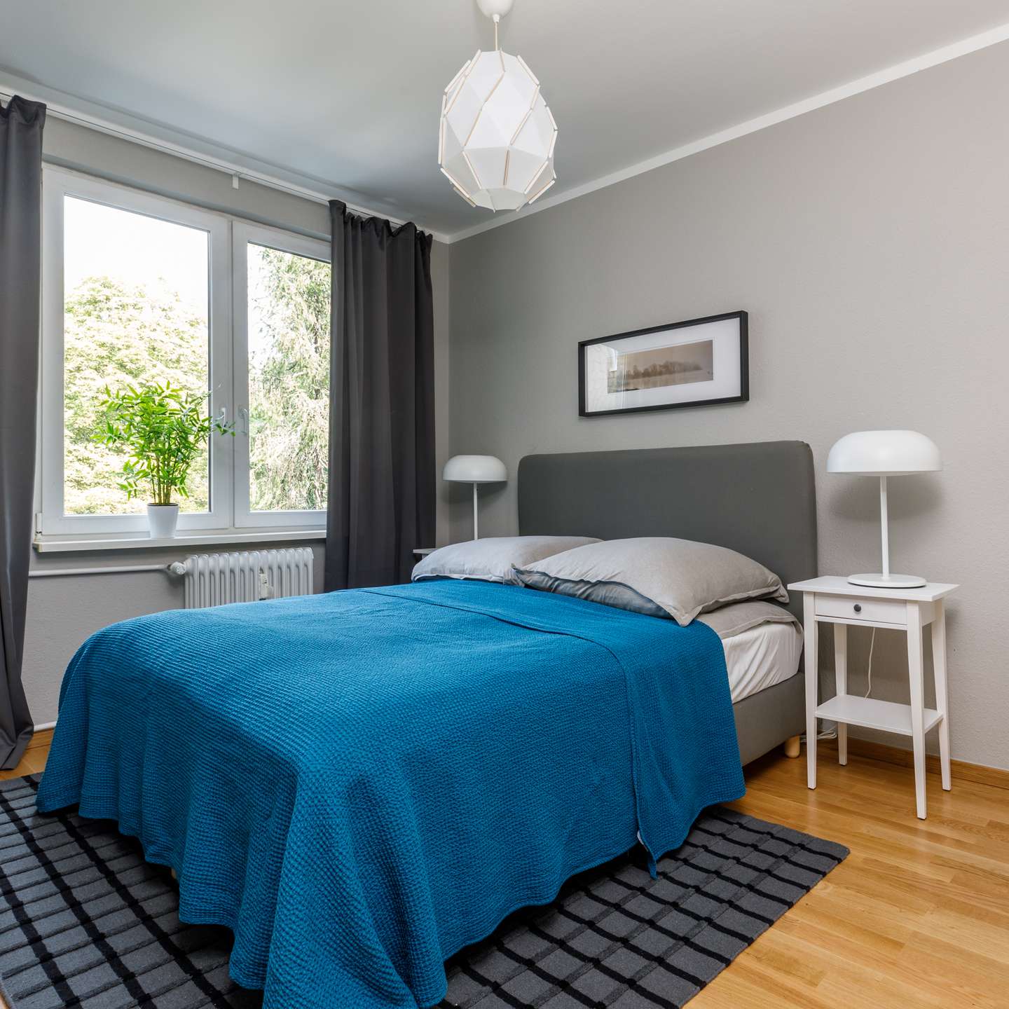 Zimmer zum Hof...*
