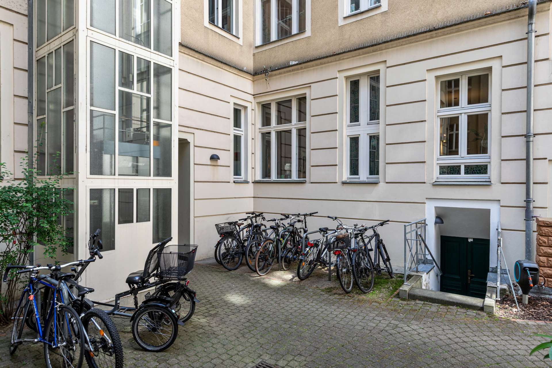 Innenhof - Blick auf die Wohnung 