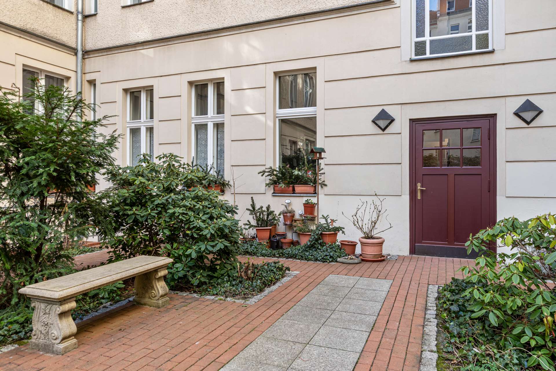 Eingang Seitenflügel/ Blick auf die Wohnung 