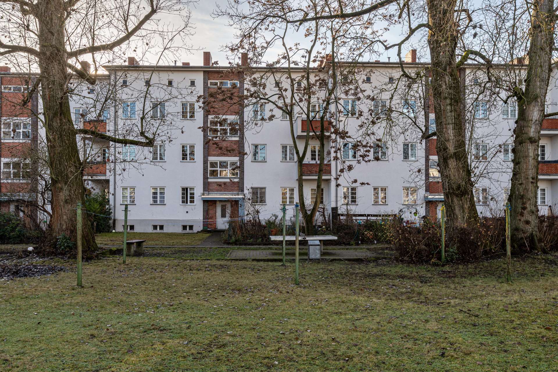 Blick über den Hof zum Haus