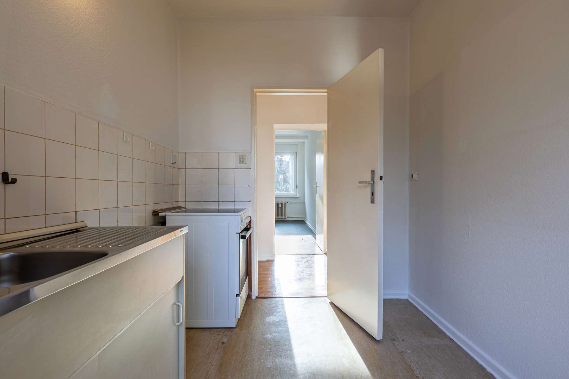 Küche mit Blick in die Wohnung