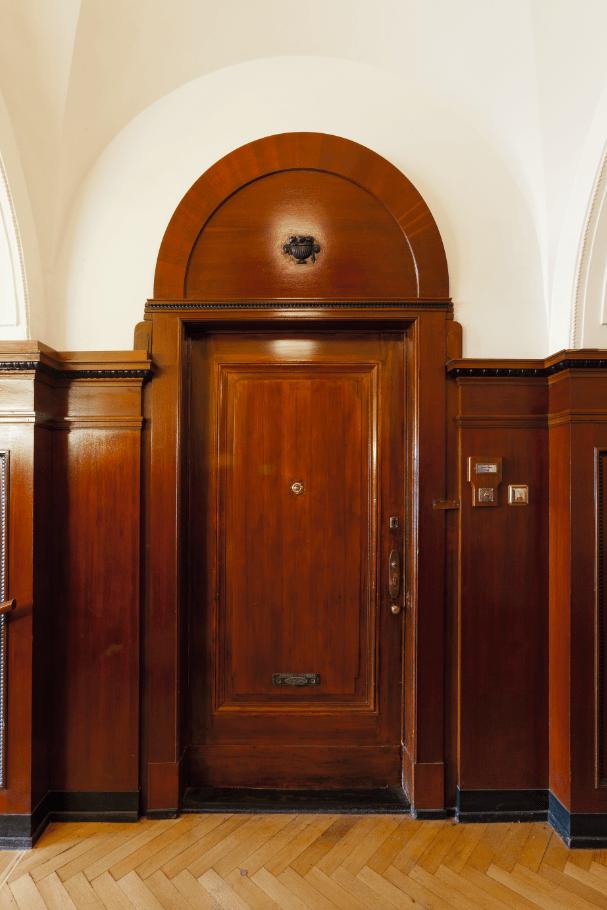 holzvertäfelte Wohnungseingangstür