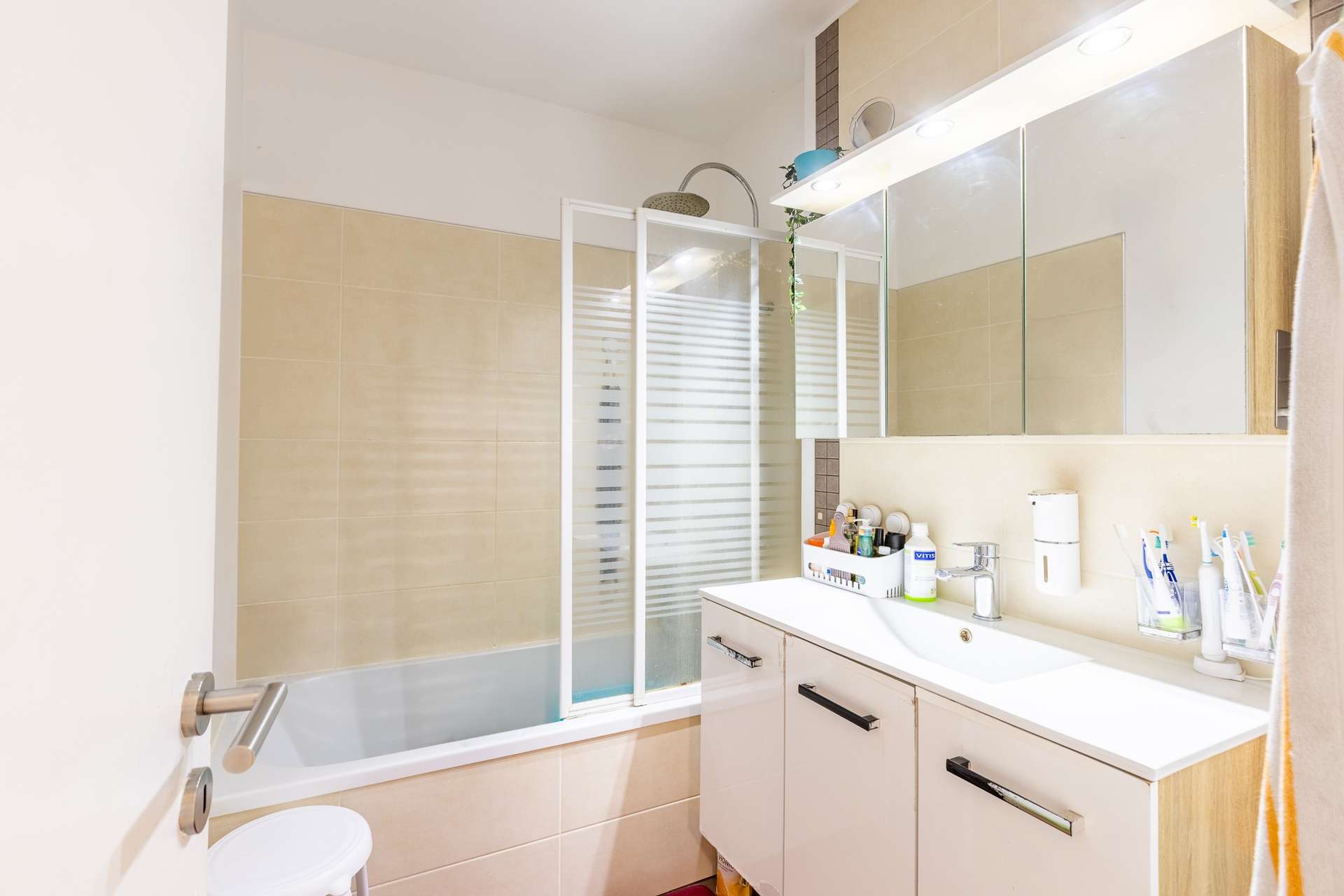 Familienfreundlich & modernisiert: 4 Zimmer mit Balkon und Einbauküche – Bild 4