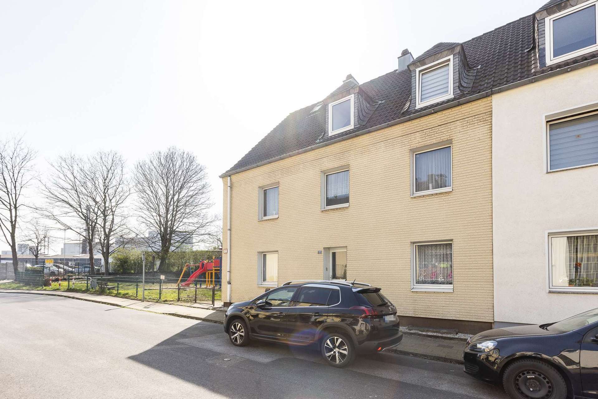 Schlau investieren: Mehrfamilienhaus mit 3 Wohneinheiten und Garten. In Mettmann. in Mettmann