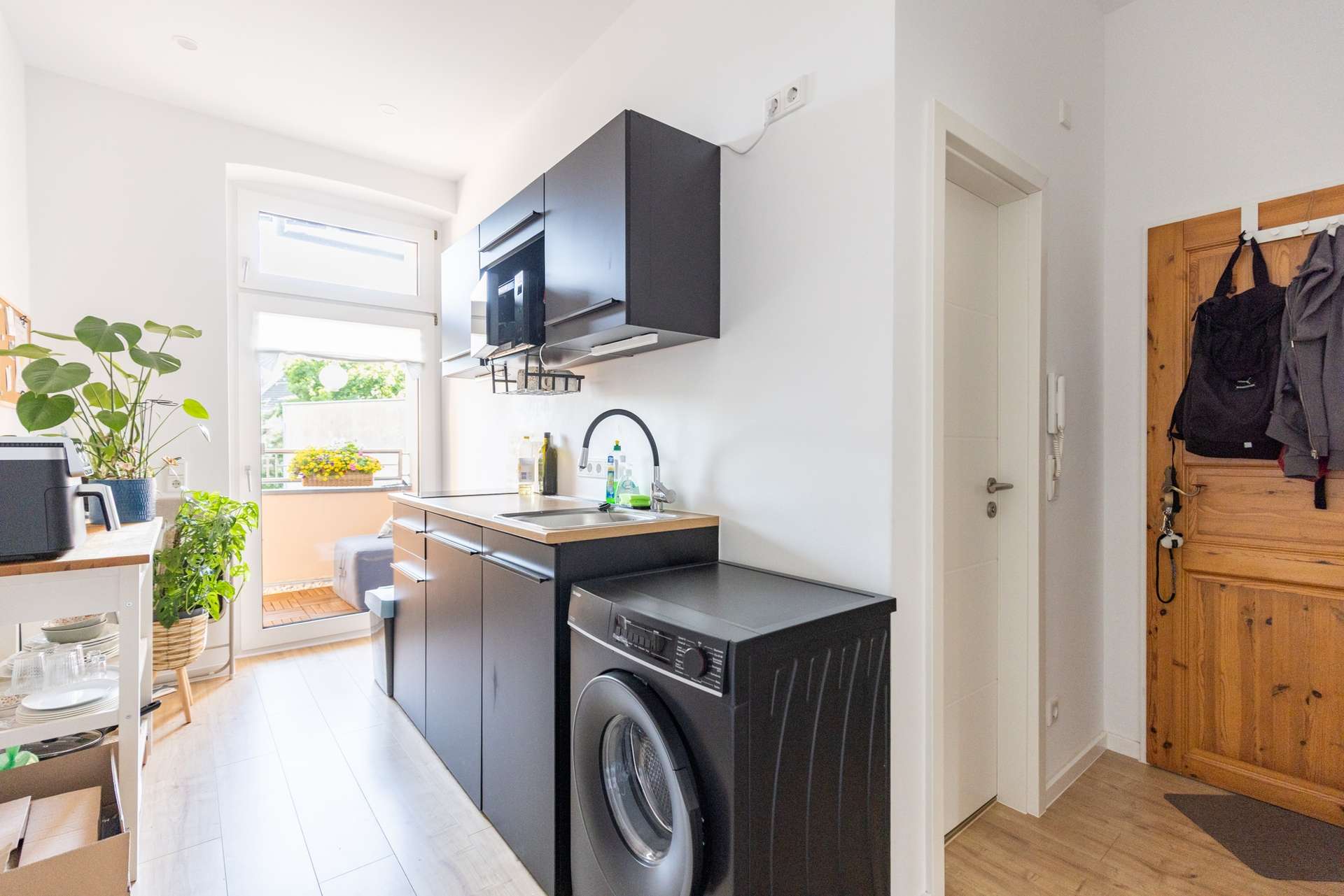 Altbaucharme trifft moderne Ausstattung: Sanierte Wohnung mit Balkon in Düsseldorf-Eller – Bild 2